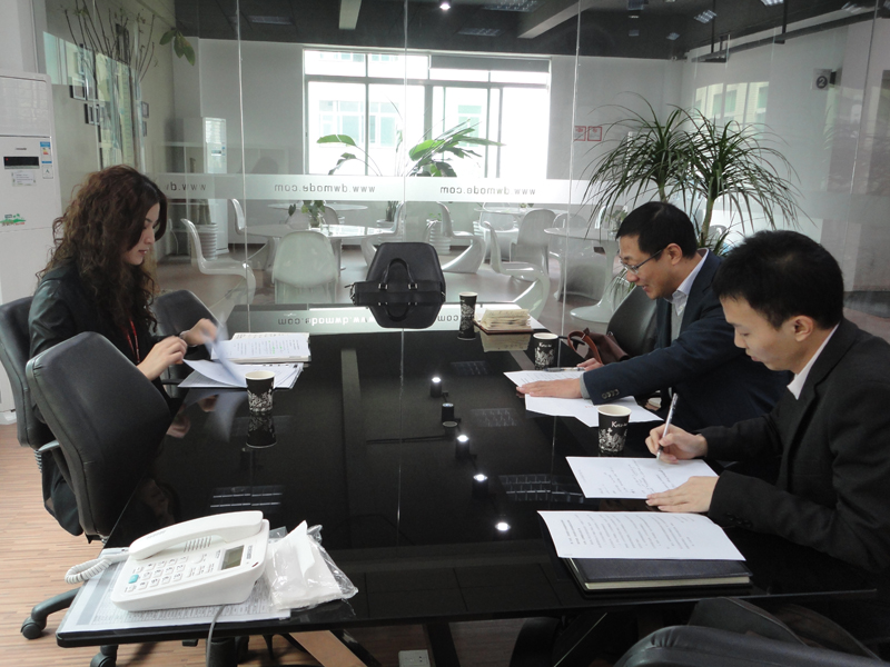 彭律師與西構公司副總經理蔡小姐進行公司情況調查.JPG